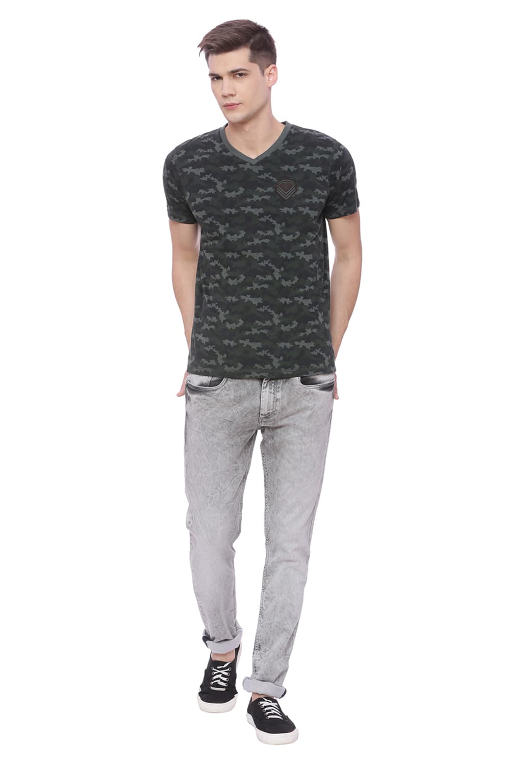 BASICS MUSCLE FIT V NECK T SHIRT