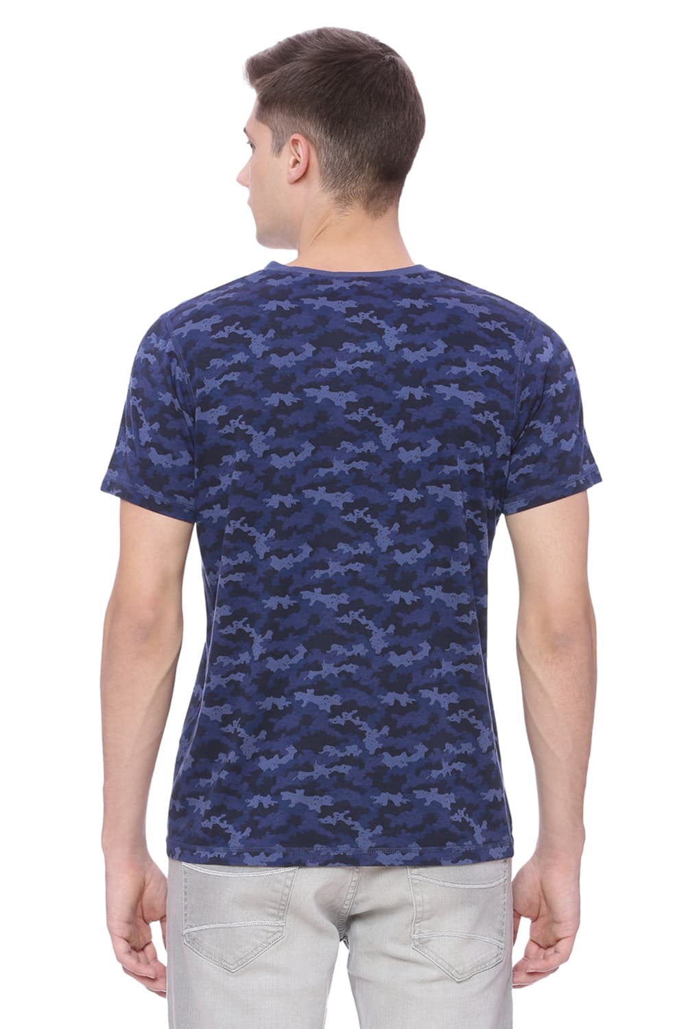 BASICS MUSCLE FIT V NECK T SHIRT
