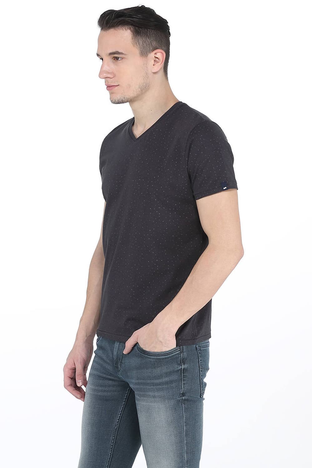 BASICS MUSCLE FIT V NECK T. SHIRT