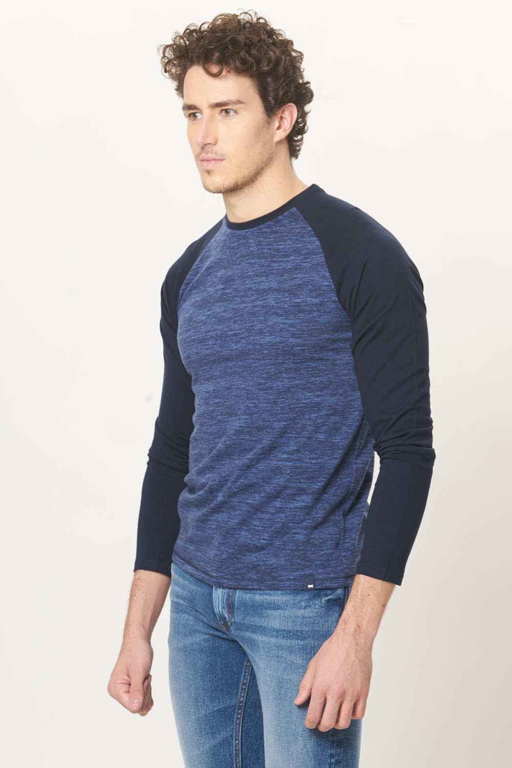 BASICS MUSCLE FIT RAGLAN LONG SLEEVE T.SHIRT