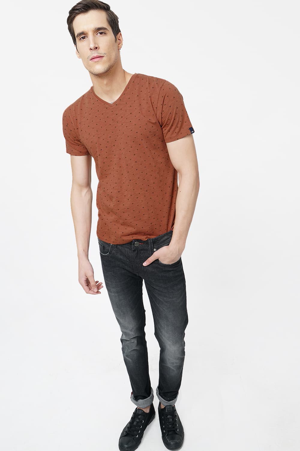 BASICS MUSCLE FIT V-NECK T.SHIRT