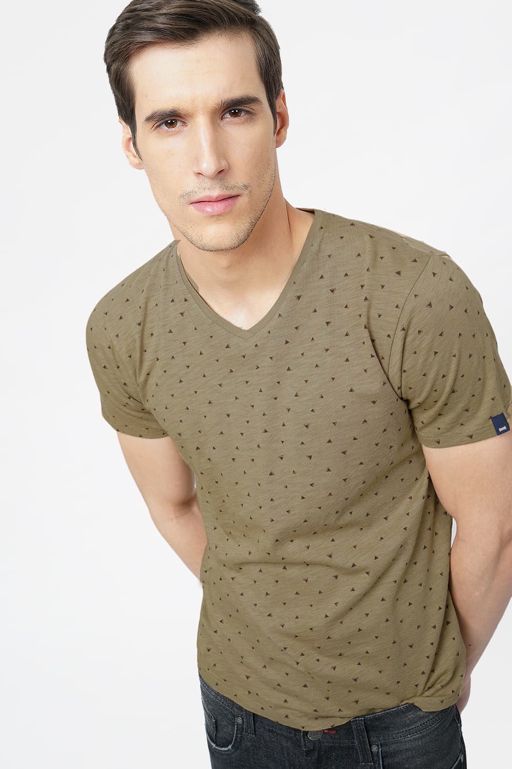 BASICS MUSCLE FIT V-NECK T.SHIRT