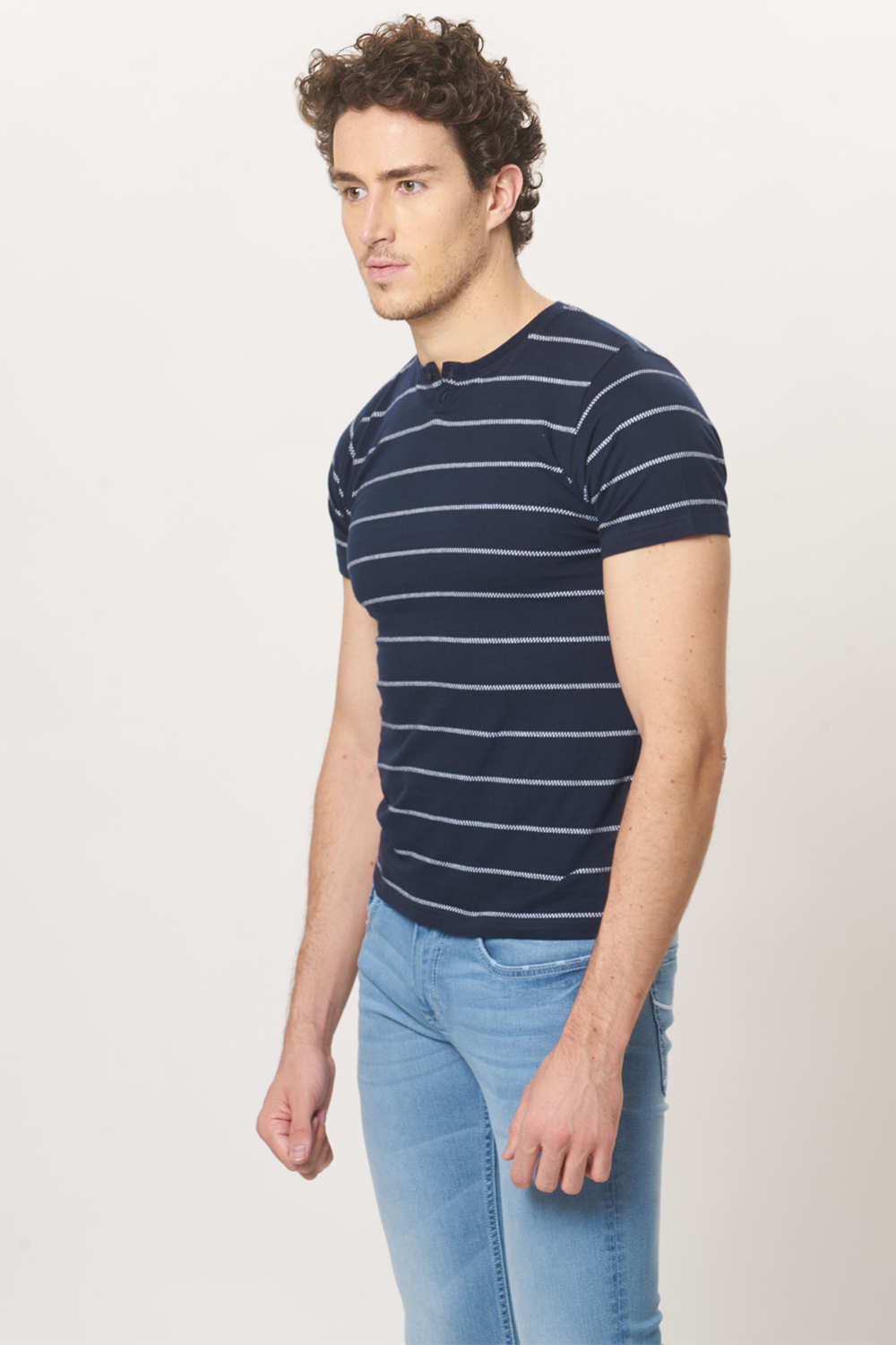 BASICS MUSCLE FIT HENLEY T.SHIRT