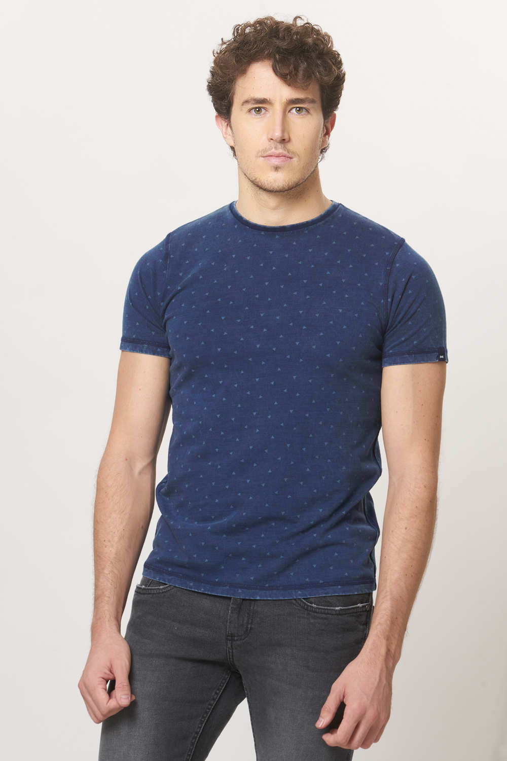 BASICS MUSCLE FIT CREW NECK T.SHIRT