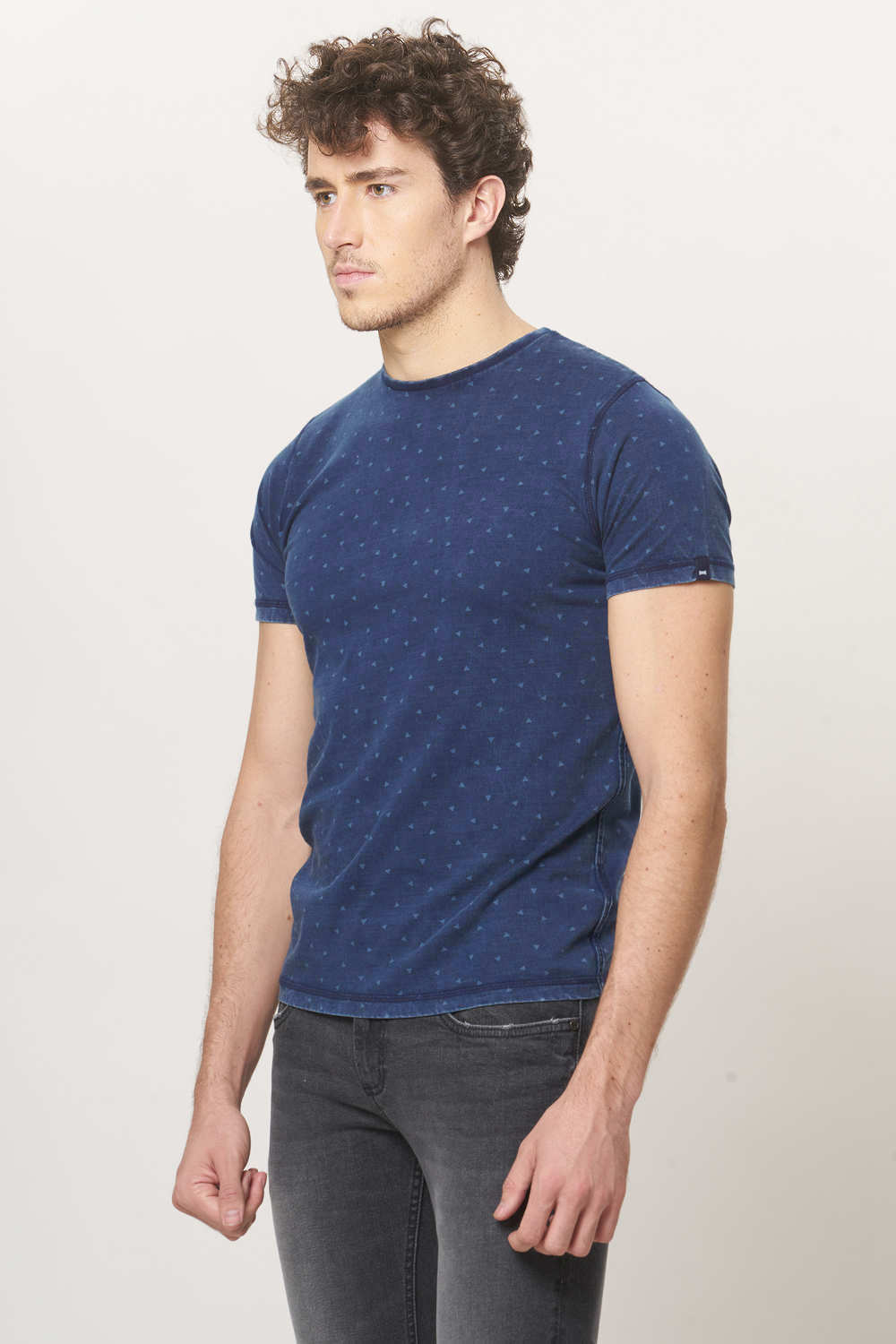 BASICS MUSCLE FIT CREW NECK T.SHIRT