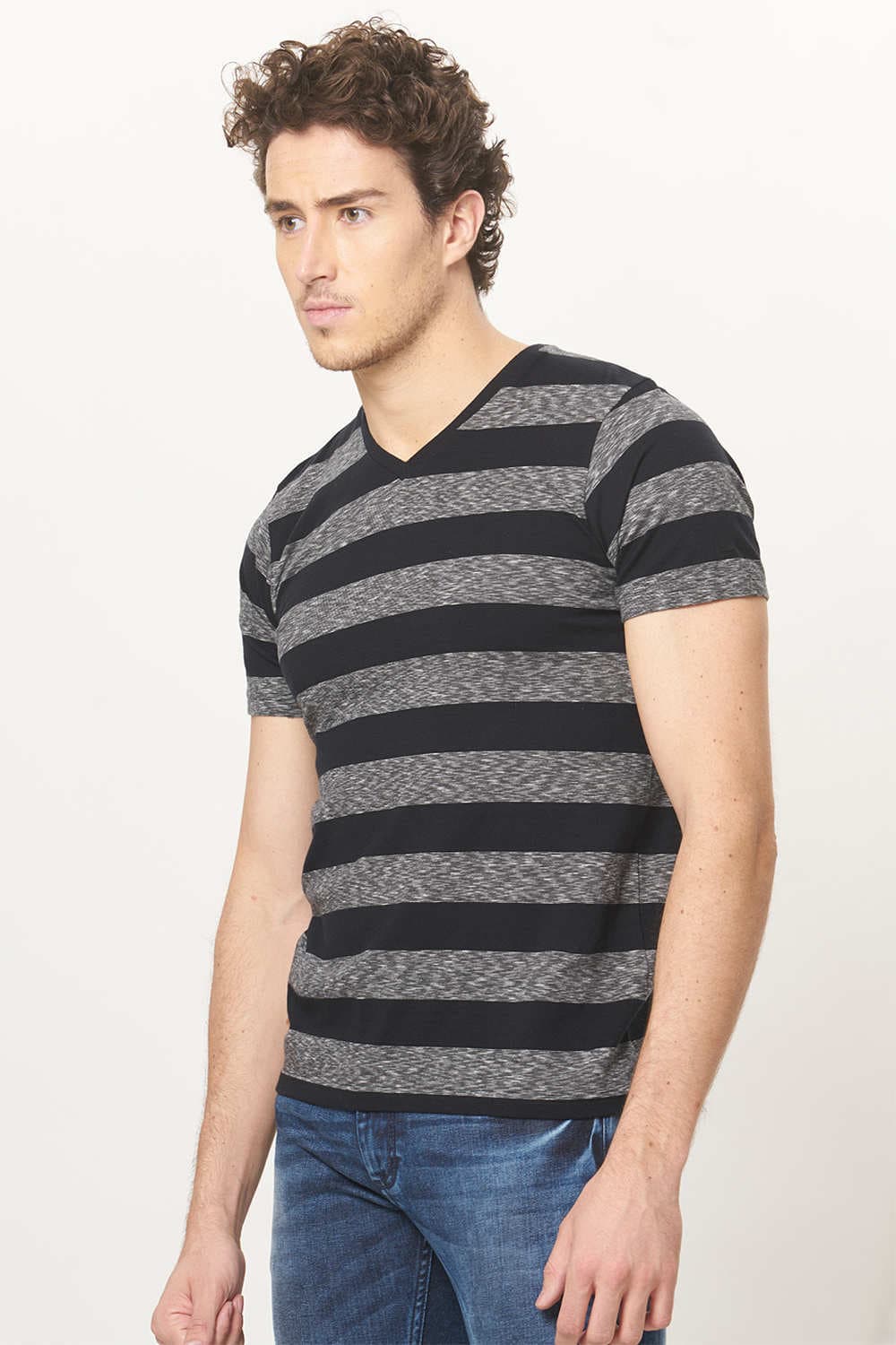 BASICS MUSCLE FIT V NECK T.SHIRT