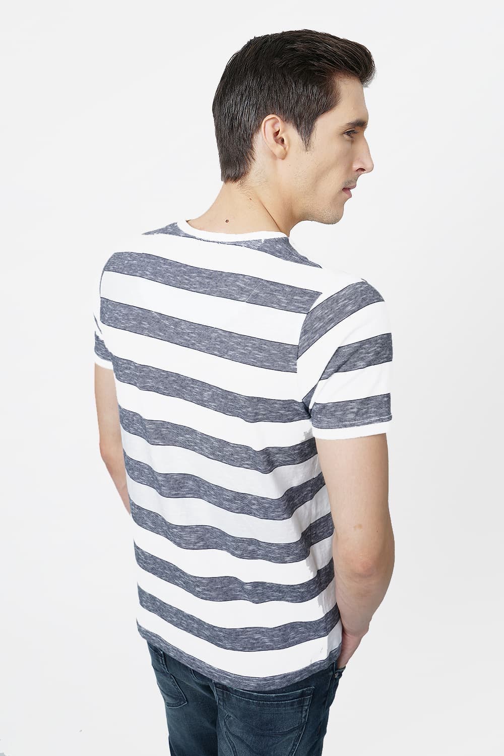 BASICS MUSCLE FIT V-NECK T.SHIRT