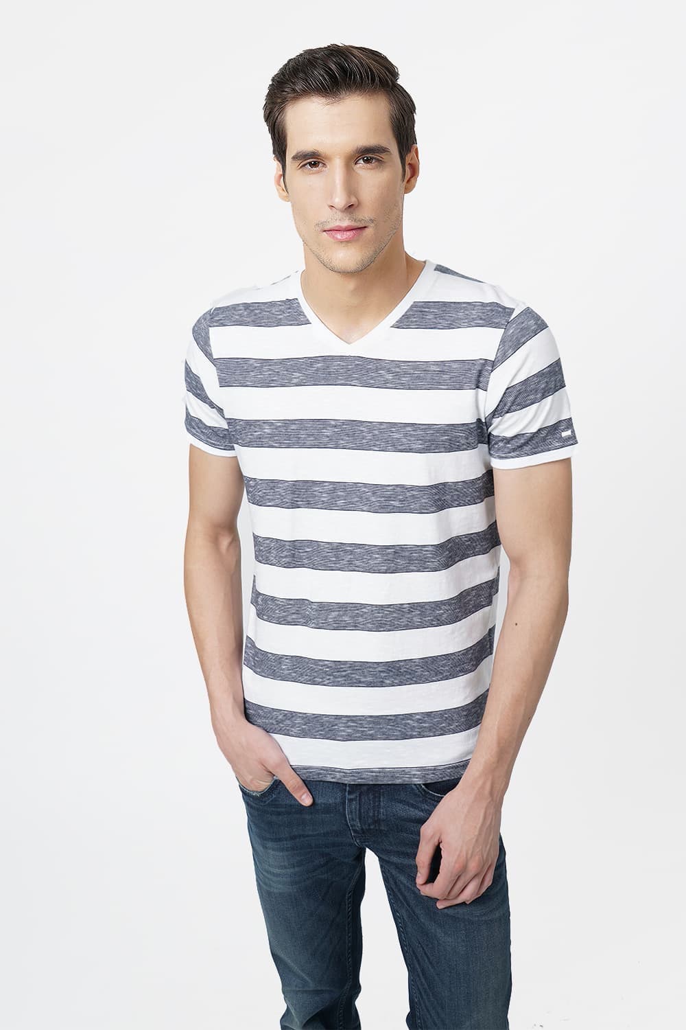 BASICS MUSCLE FIT V-NECK T.SHIRT