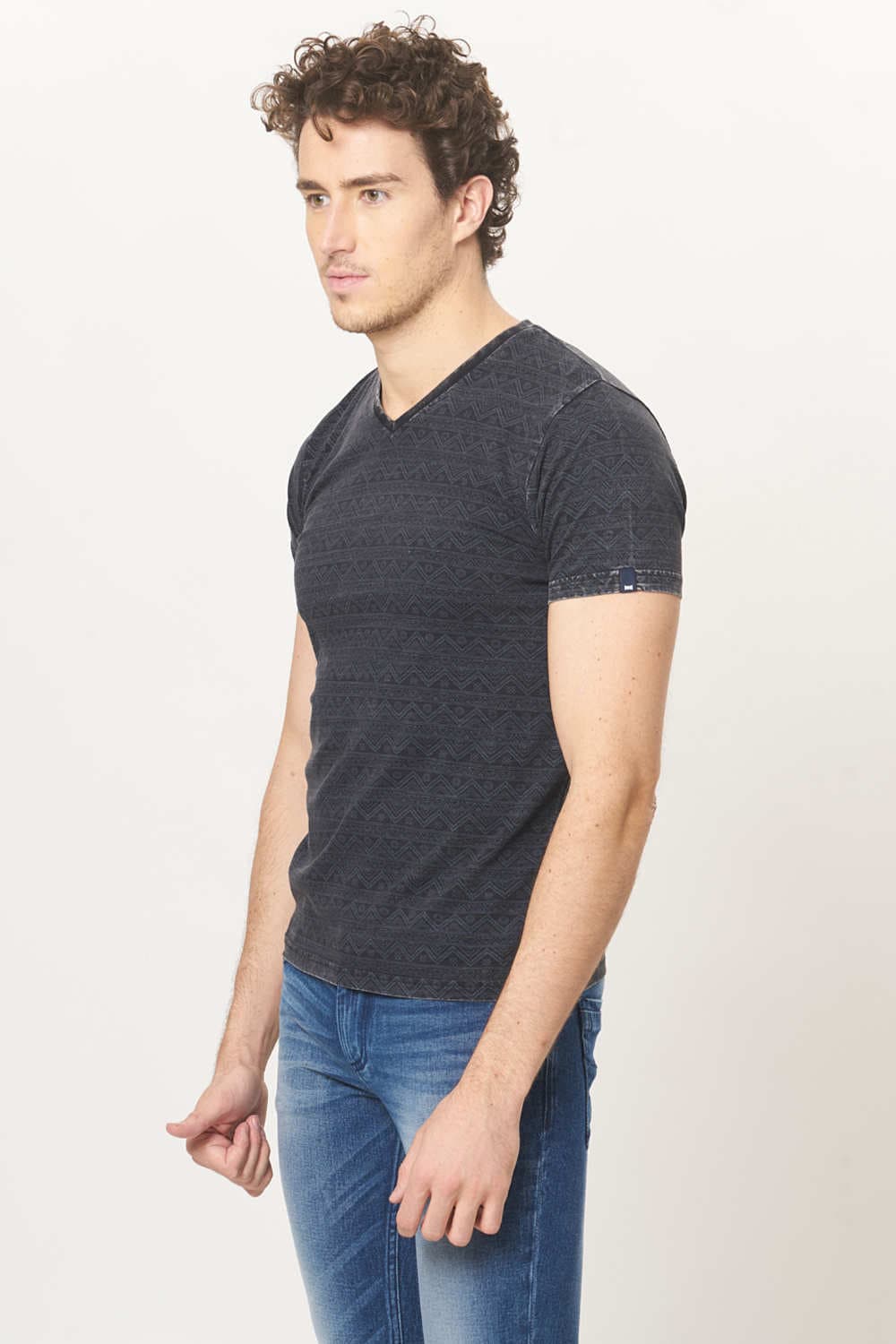 BASICS MUSCLE FIT V-NECK T.SHIRT