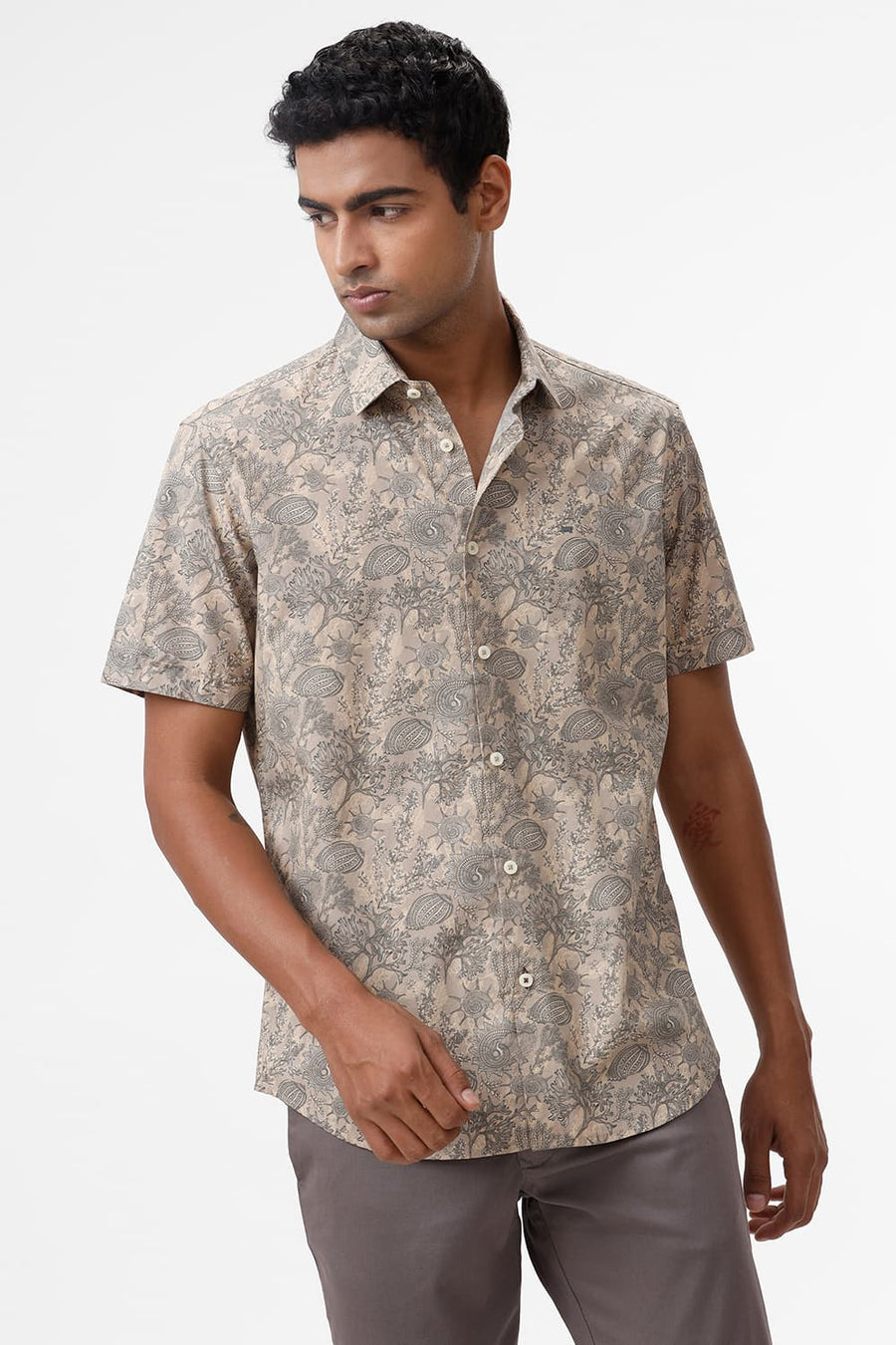 BASICS SLIM FIT TRAVERTINE BROWN COTTON POPLIN PRINTED HALFSLEEVES SHIRT