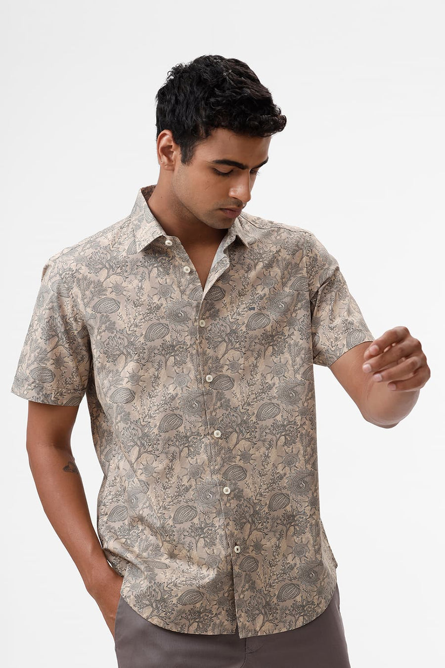 BASICS SLIM FIT TRAVERTINE BROWN COTTON POPLIN PRINTED HALFSLEEVES SHIRT