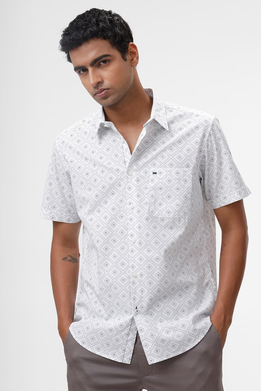 BASICS SLIM FIT WHITE CLOUD COTTON POPLIN PRINTED HALFSLEEVES SHIRT