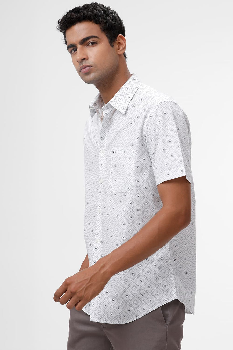 BASICS SLIM FIT WHITE CLOUD COTTON POPLIN PRINTED HALFSLEEVES SHIRT