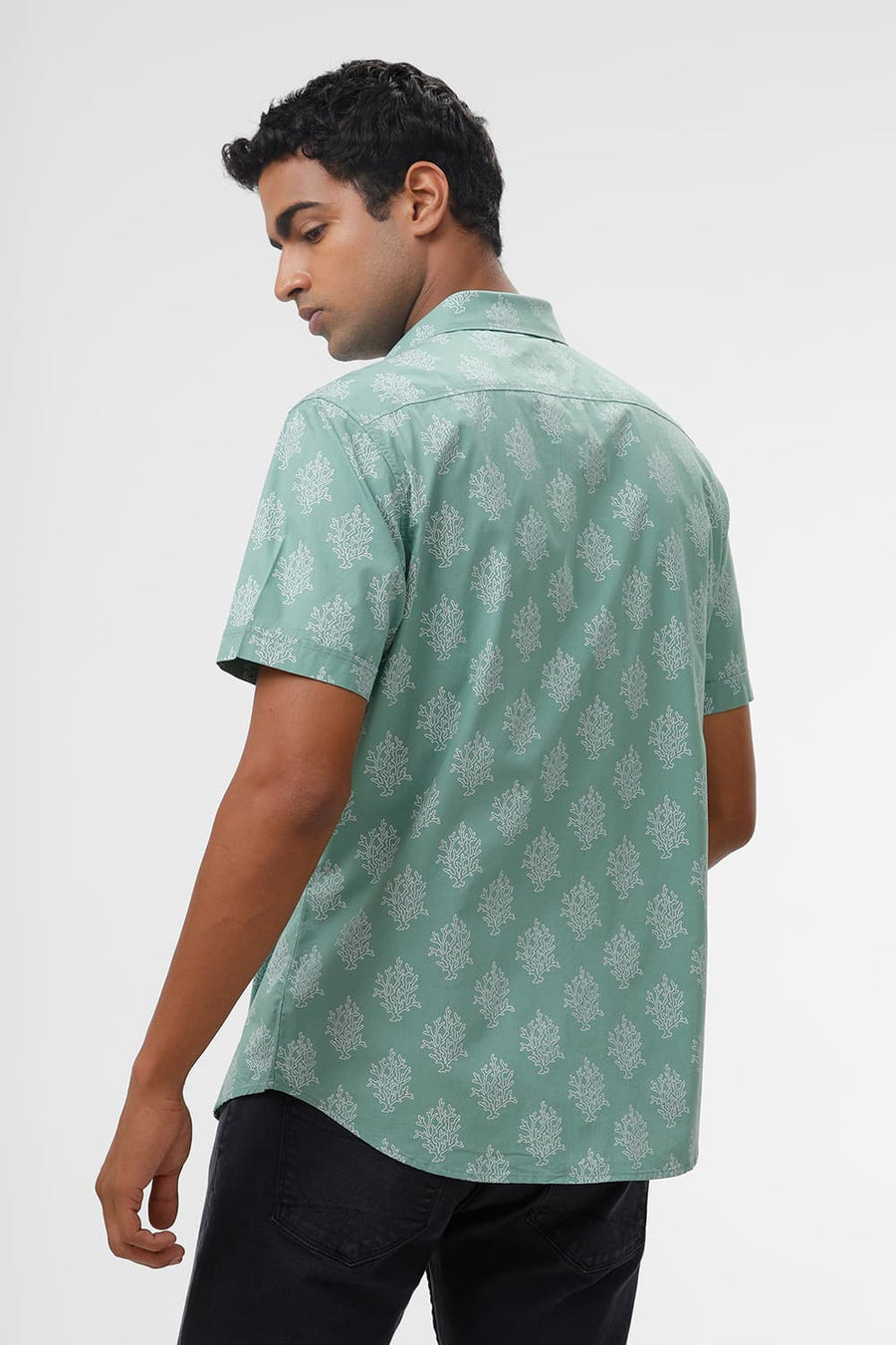 BASICS SLIM FIT GRASS GREEN COTTON POPLIN PRINTED HALFSLEEVES SHIRT