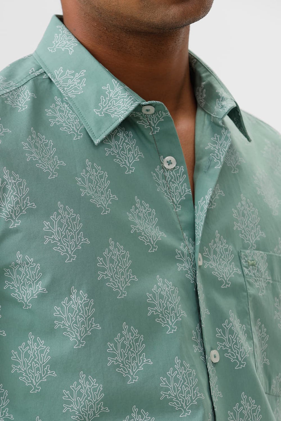 BASICS SLIM FIT GRASS GREEN COTTON POPLIN PRINTED HALFSLEEVES SHIRT