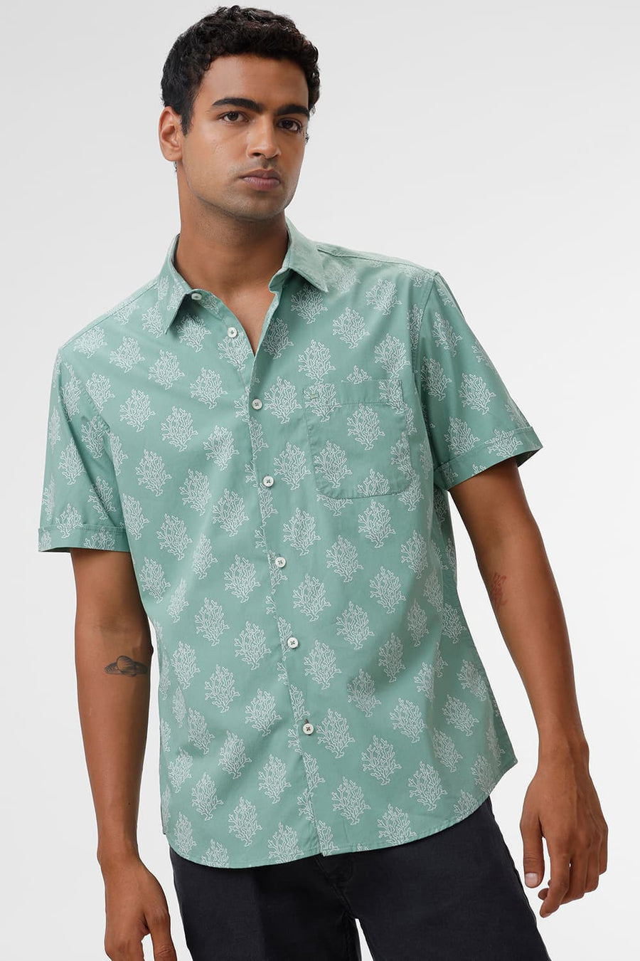 BASICS SLIM FIT GRASS GREEN COTTON POPLIN PRINTED HALFSLEEVES SHIRT