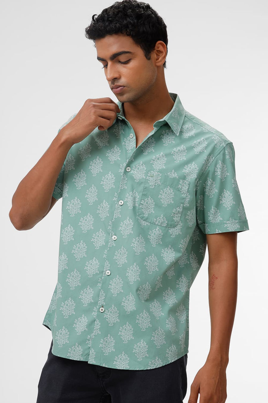 BASICS SLIM FIT GRASS GREEN COTTON POPLIN PRINTED HALFSLEEVES SHIRT