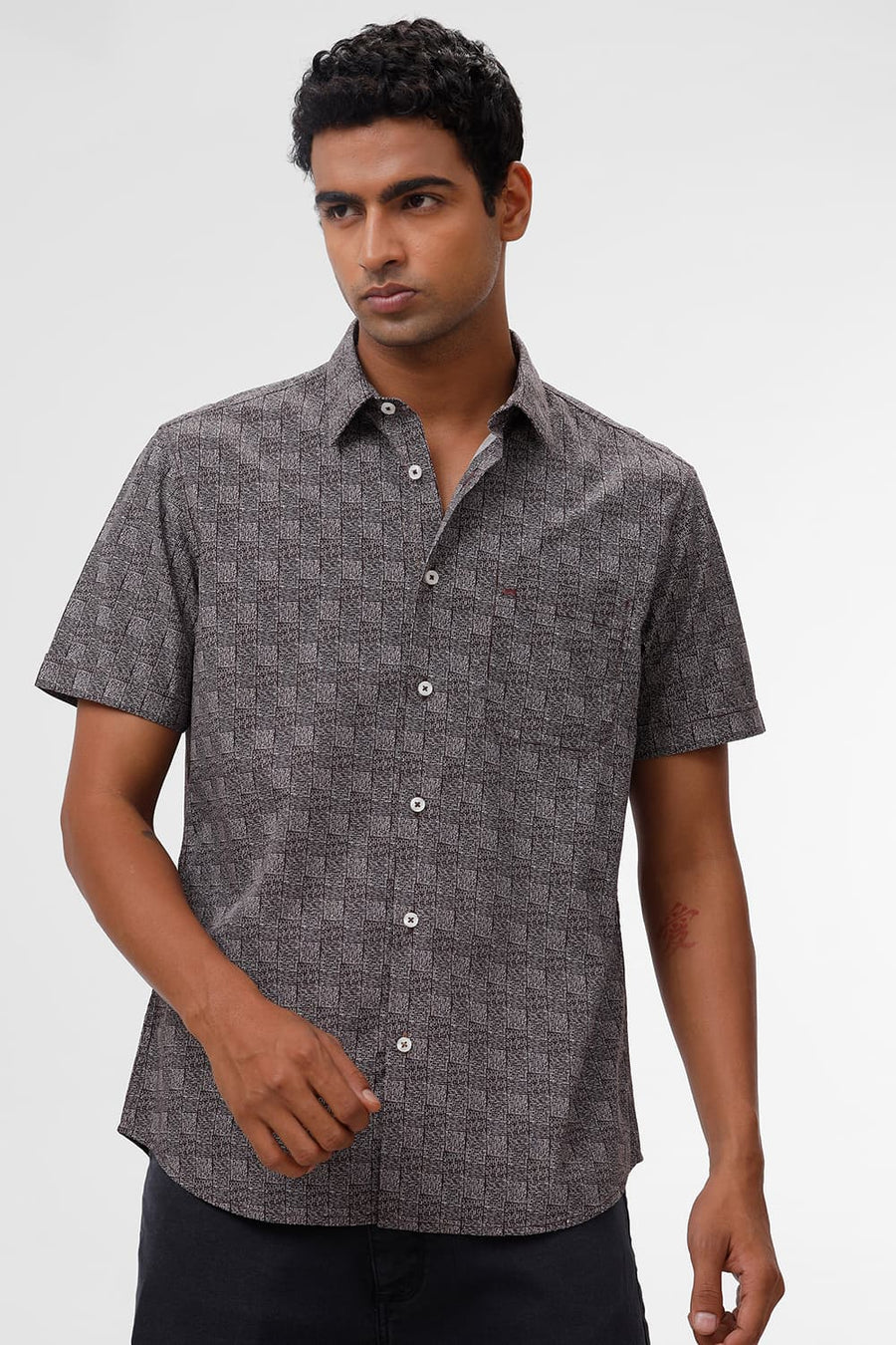 BASICS SLIM FIT MAROON FUDGE COTTON POPLIN PRINTED HALFSLEEVES SHIRT