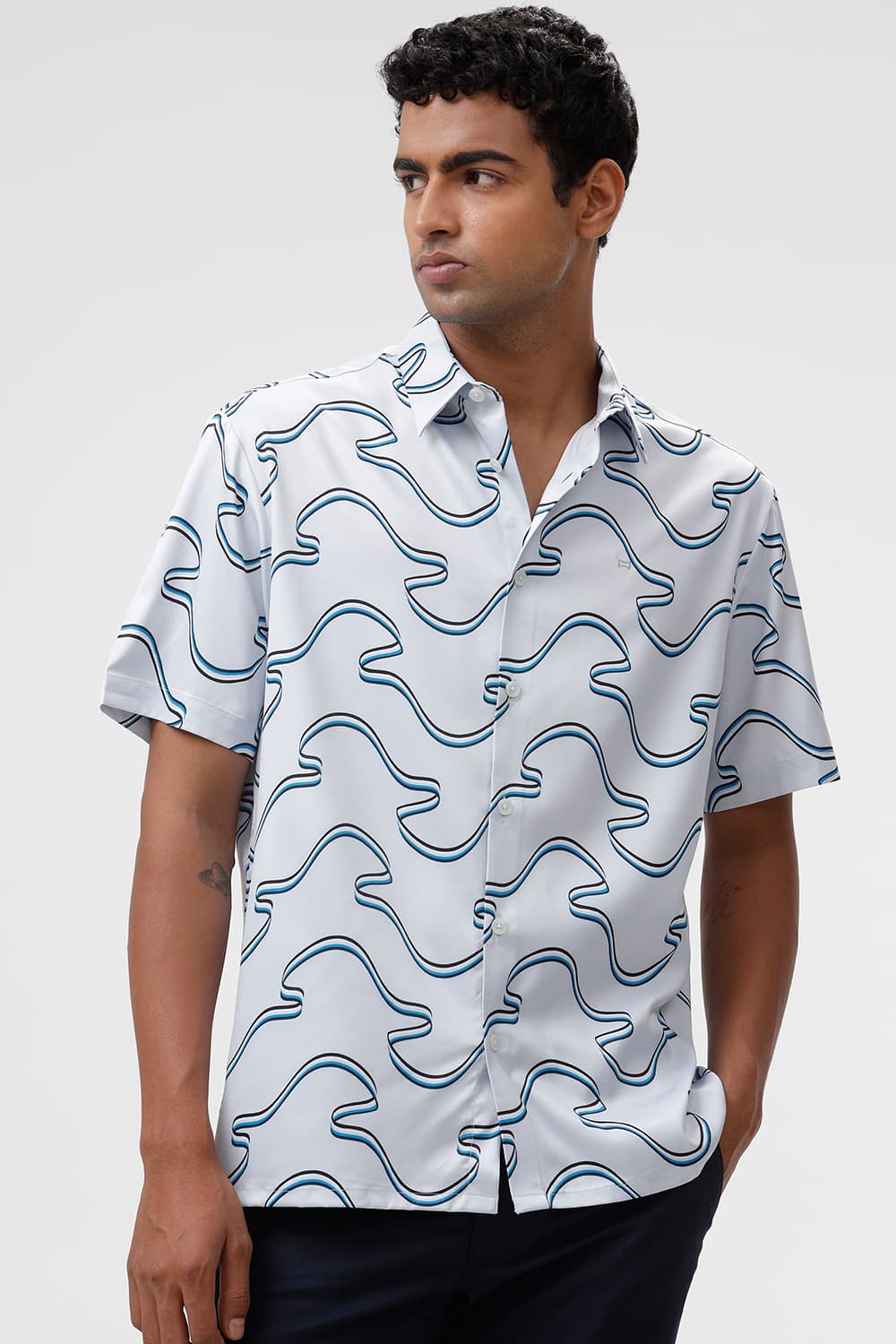 RELAXED FIT POLYESTER STRETCH TWILL PRINTED HALFSLEEVES SHIRT