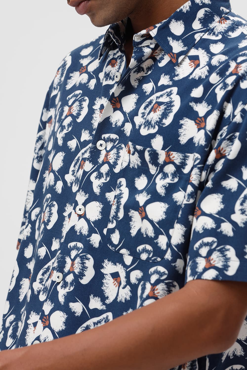 RELAXED FIT COTTON VISCOSE TWILL PRINTED HALFSLEEVES SHIRT