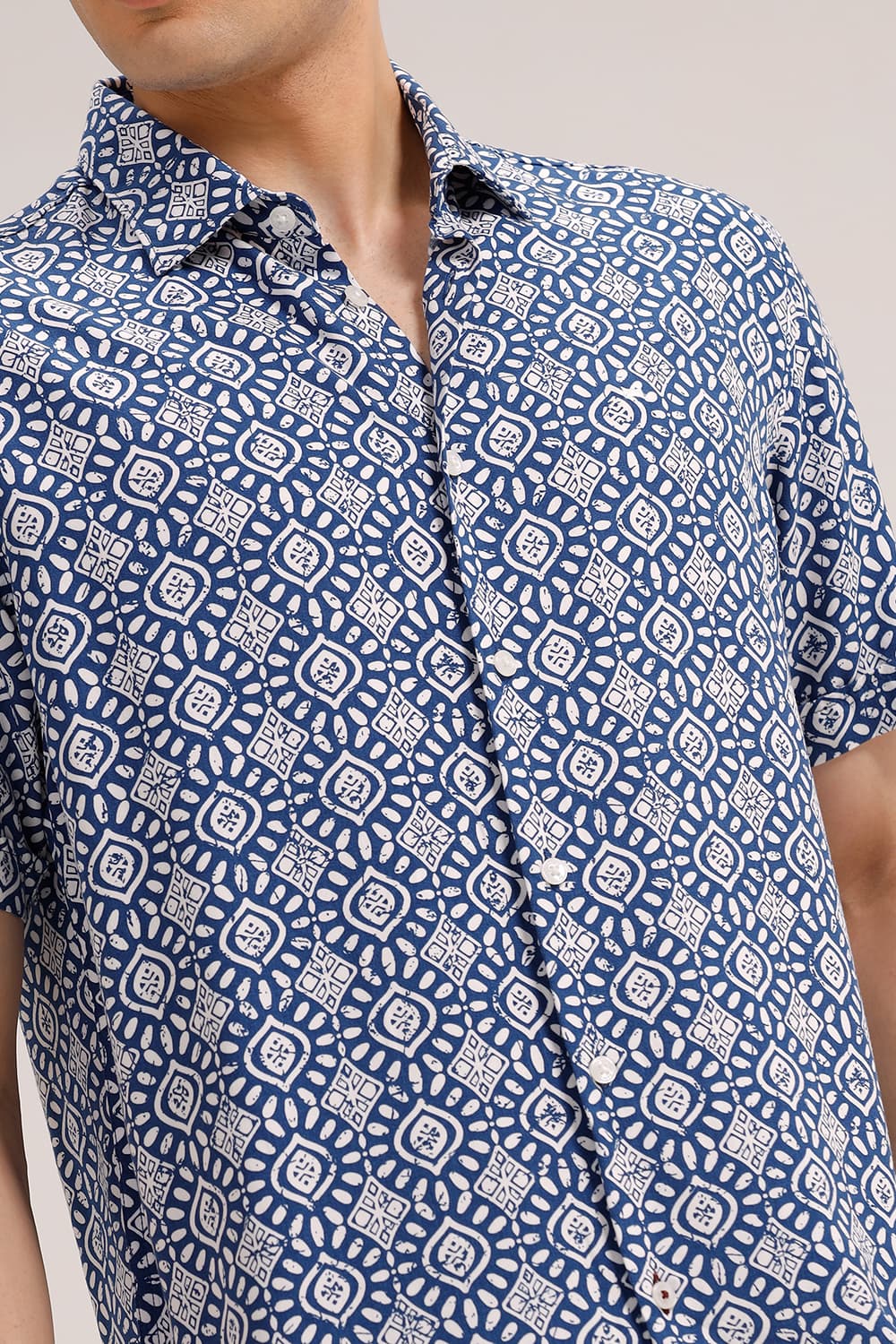 SLIM FIT VISCOSE PRINTED HALFSLEEVES SHIRT