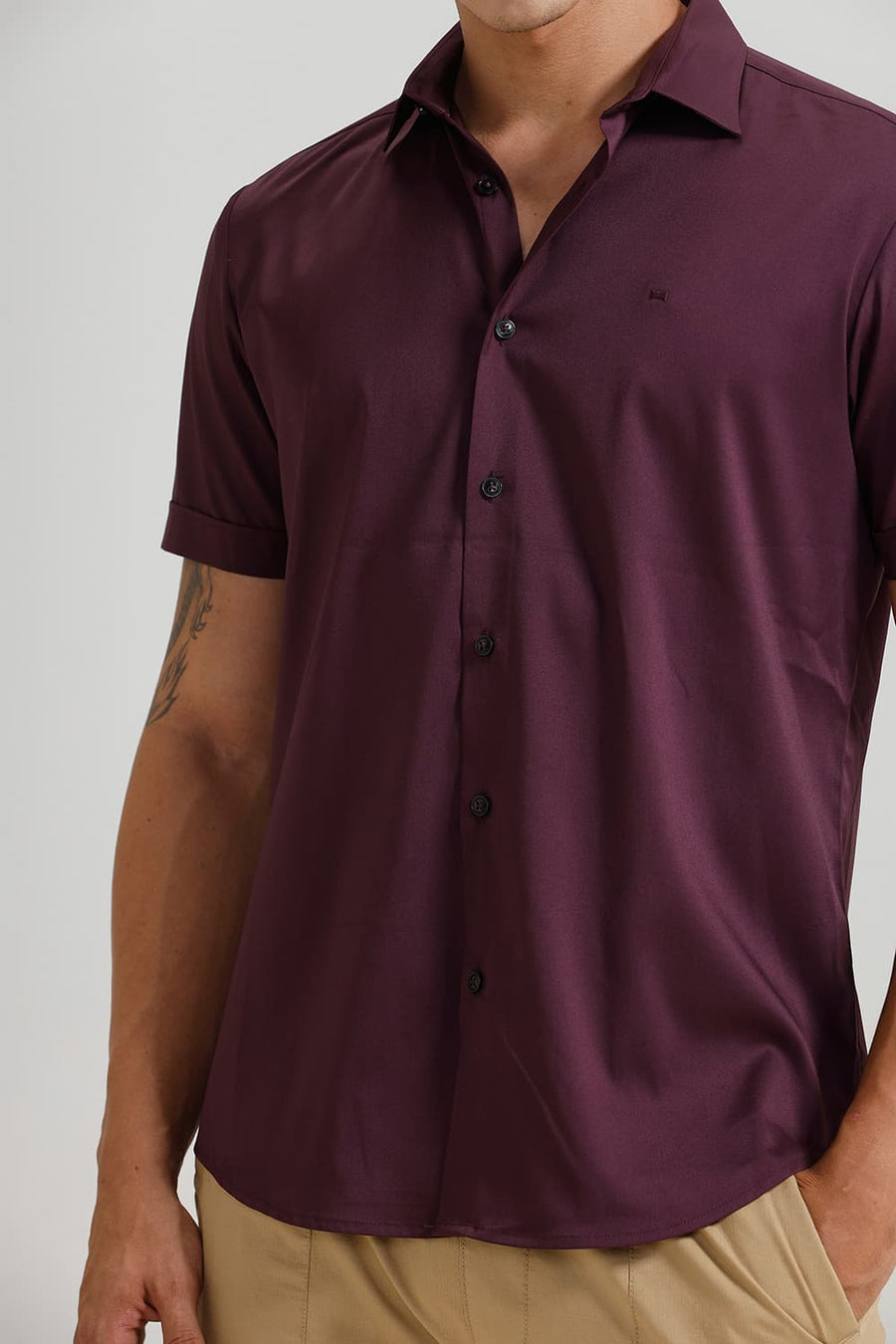 BASICS SLIM FIT FIG WINE POLYESTER STRETCH TWILL HALFSLEEVES SHIRT