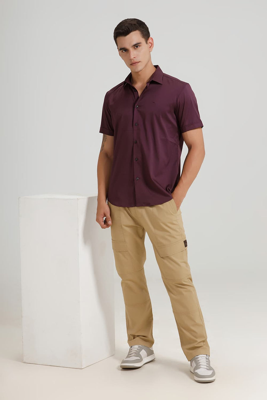 BASICS SLIM FIT FIG WINE POLYESTER STRETCH TWILL HALFSLEEVES SHIRT