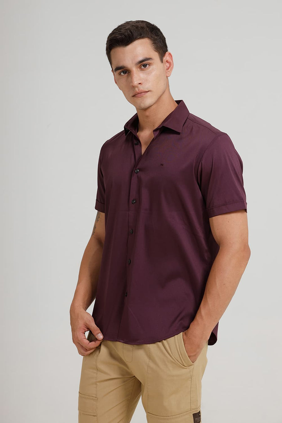 BASICS SLIM FIT FIG WINE POLYESTER STRETCH TWILL HALFSLEEVES SHIRT