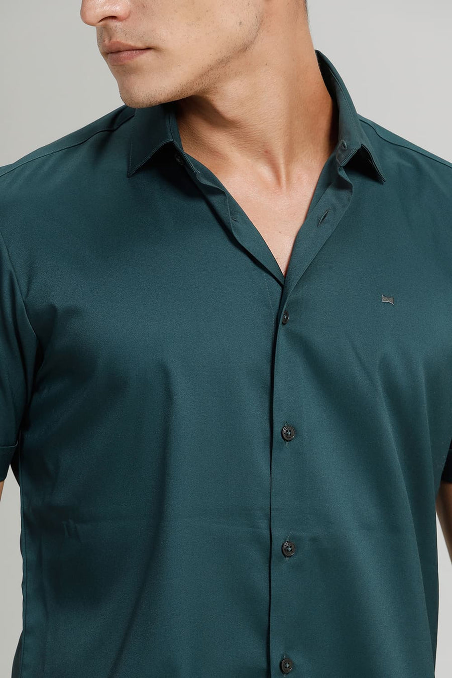 BASICS SLIM FIT JUNGLE GREEN POLYESTER STRETCH TWILL HALFSLEEVES SHIRT