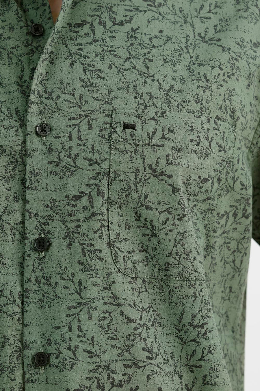 BASICS SLIM FIT SPRAY GREEN COTTON PRINTED HALFSLEEVES SHIRT