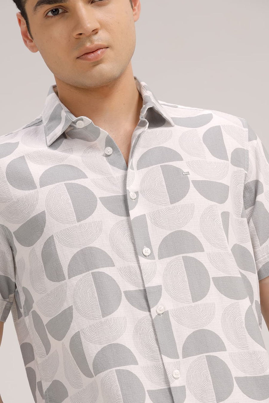 BASICS SLIM FIT WHITE COTTON HOPSACK PRINTED HALFSLEEVES SHIRT