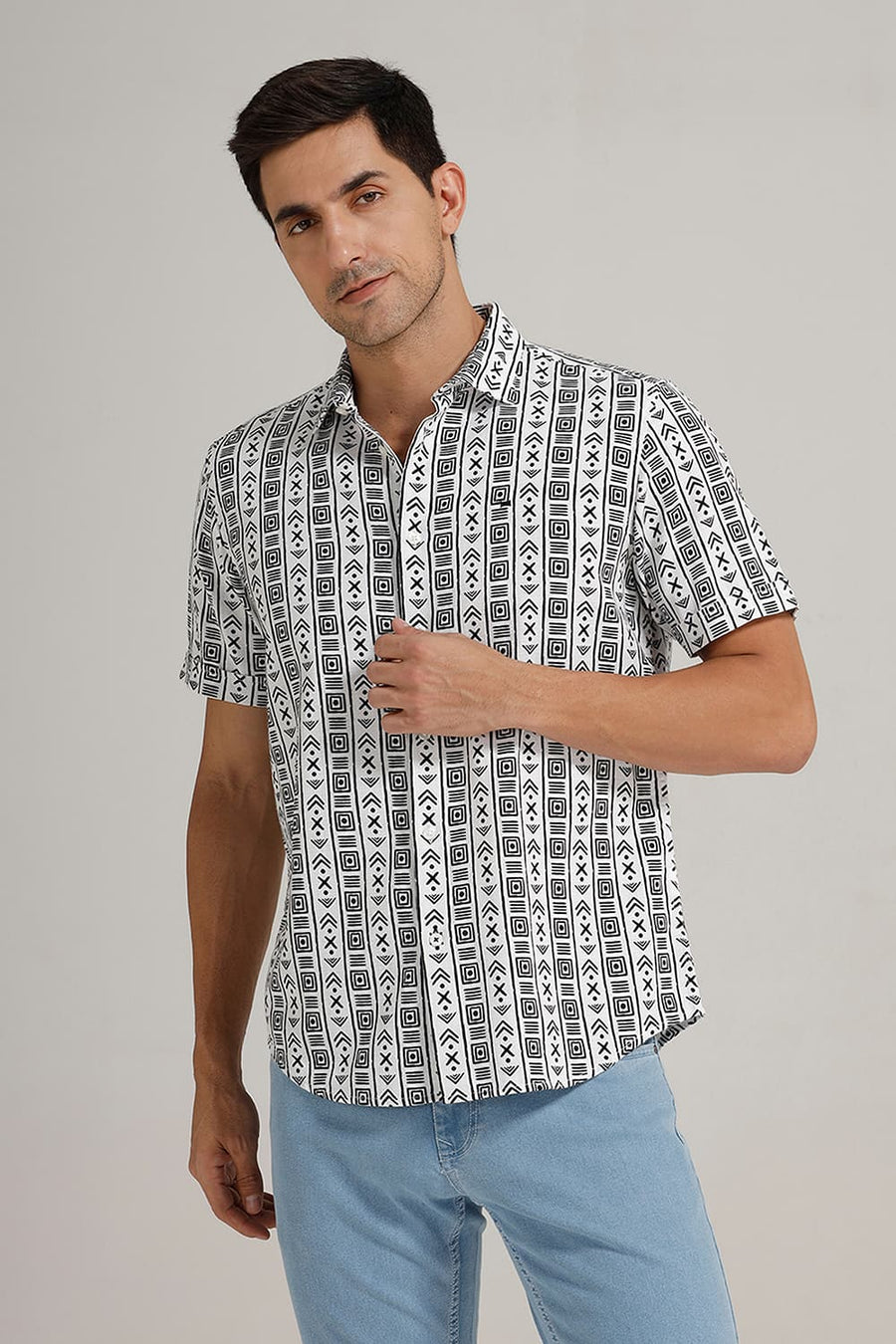 BASICS SLIM FIT WHITE COTTON HOPSACK PRINTED HALFSLEEVES SHIRT