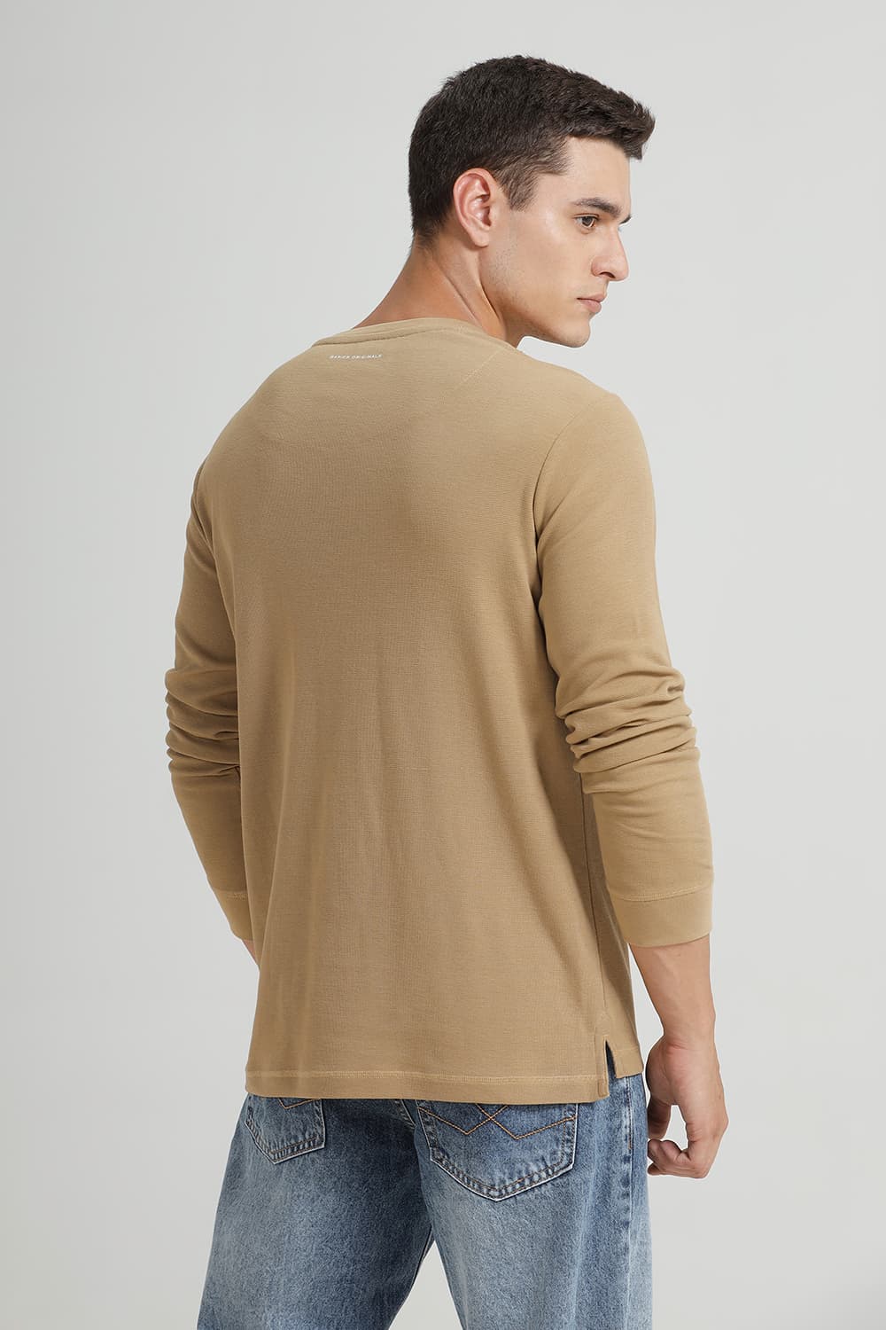 REGULAR FIT COTTON POLYESTER HENLEY T-SHIRT